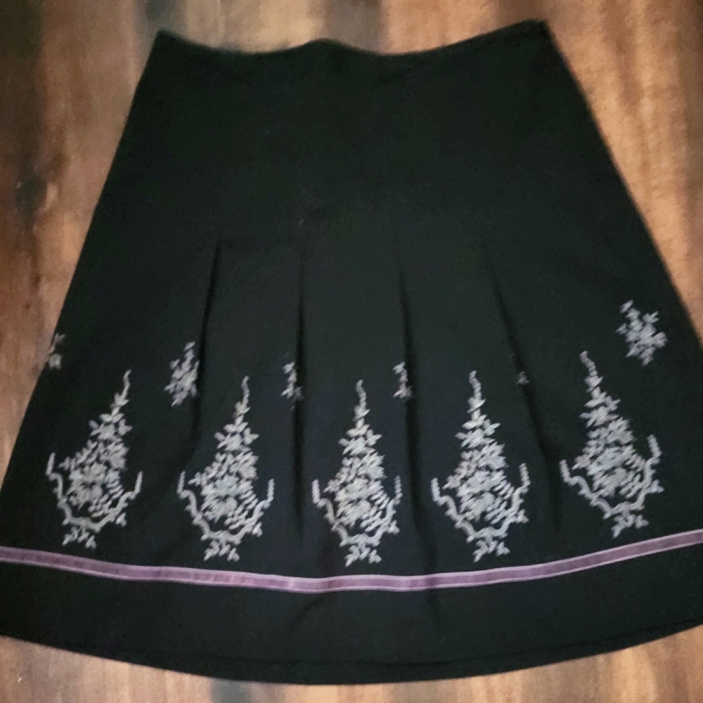 Knee length, lined, pleated skirt - Picture 3 of 3